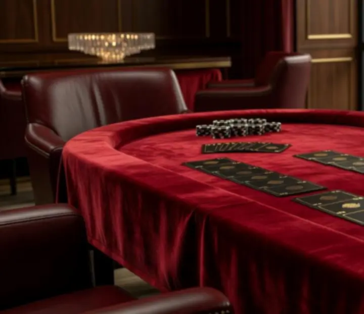 Elegancki wieczór pokerowy z żetonami i aksamitną oprawą